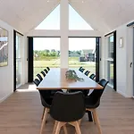 12 Person In Ansager-by Traum